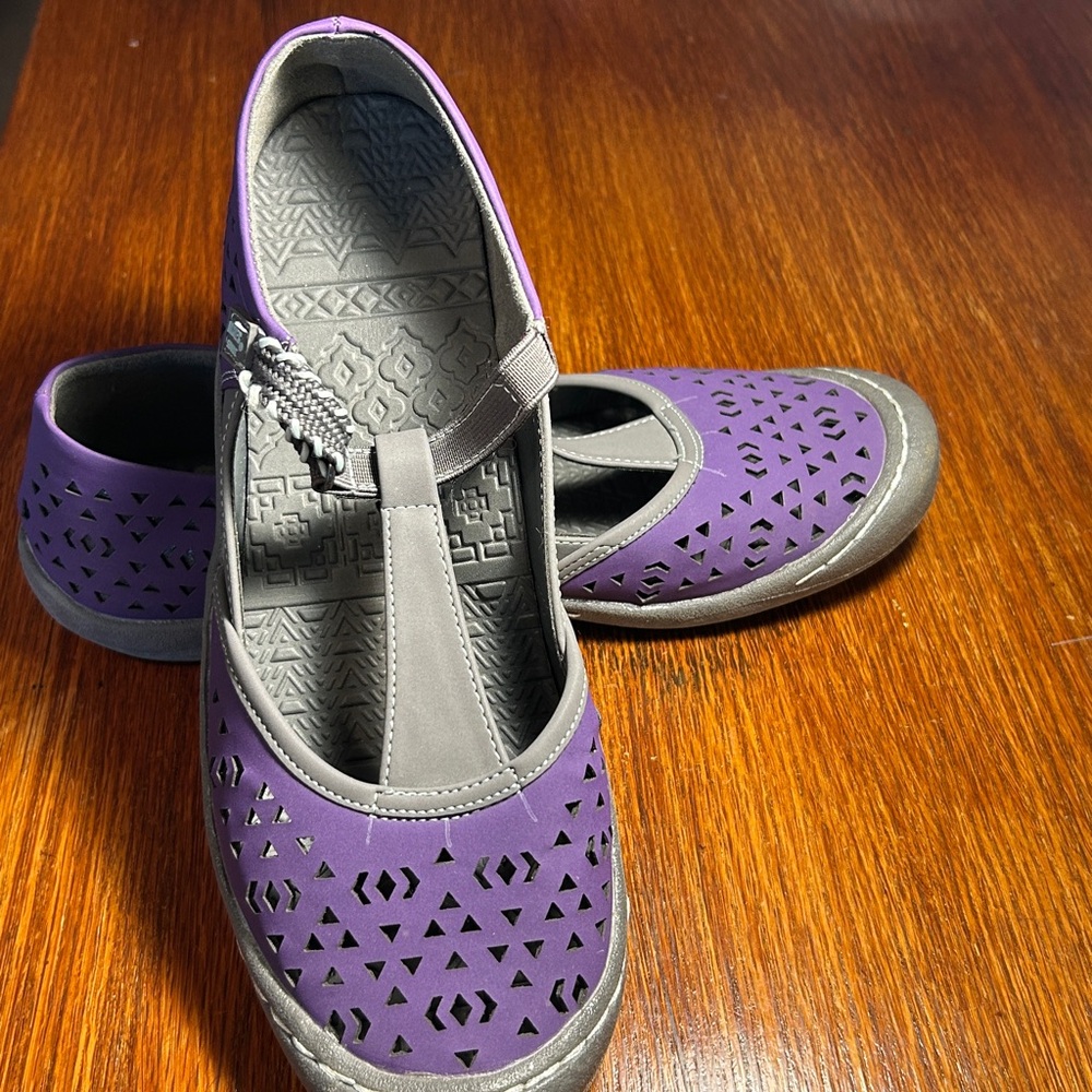 Muk Luks Women’s Samantha Purple Grey Perferated T-Strap Sport Shoe. Size 8